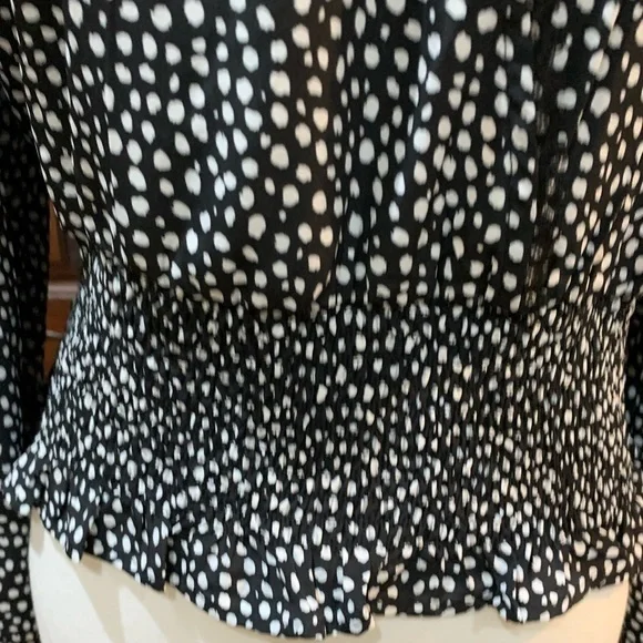 🌺NWT- Juniors black and white top - Picture 4 of 8